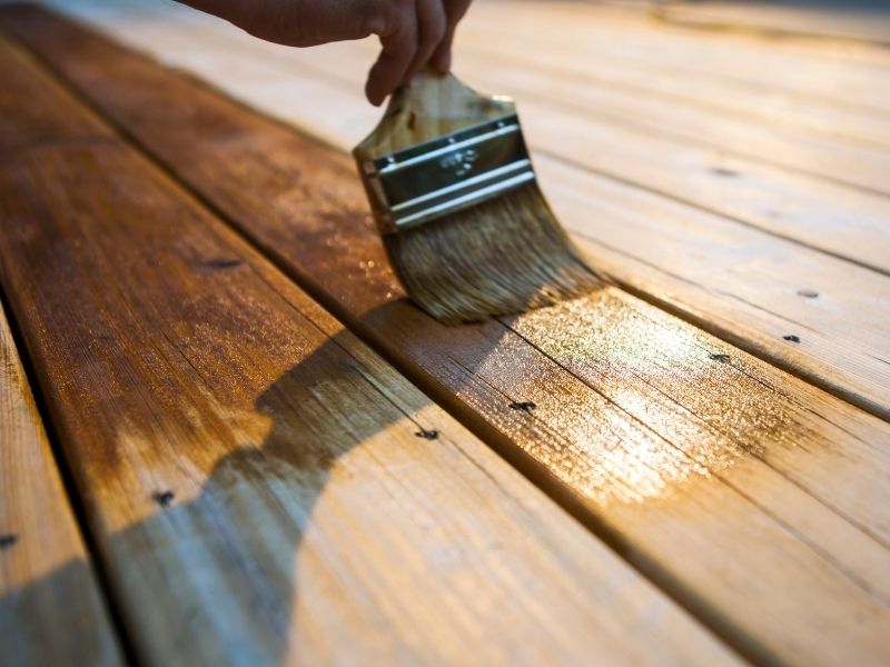 Application d'un saturateur pour protéger une terrasse en bois extérieur